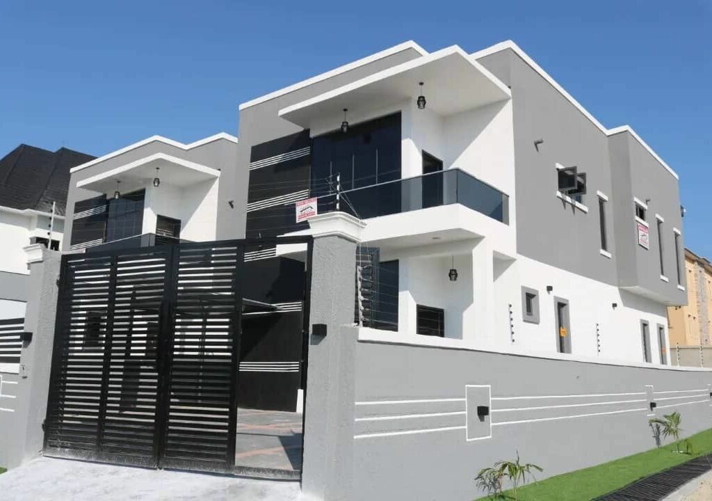 4 Bedroom Fully Detached Duplex with 3 Parlours